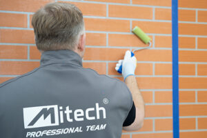 Efekt cegły na ścianie - szablon i tynk dekoracyjny MITECH DEKOMASA